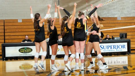 Huskies volleyball sweeps Warriors in Detroit Friday